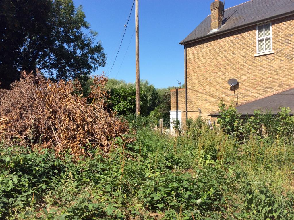 Lot: 145 - BEAUTIFUL PARCEL OF LAND IN GREATER LONDON OVERLOOKING THE GRAND UNION CANAL - 